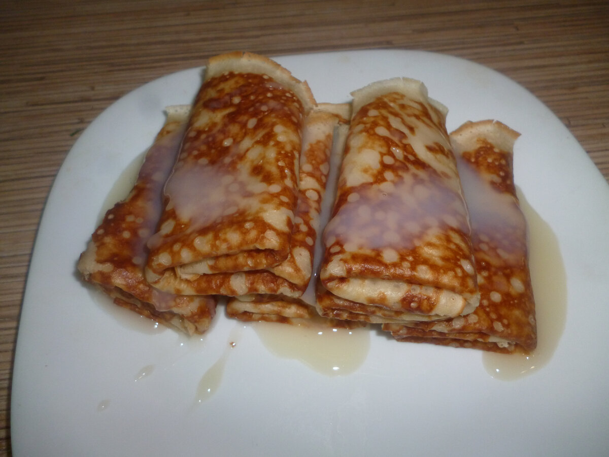 Блинчики поливаем прямо еще теплой.