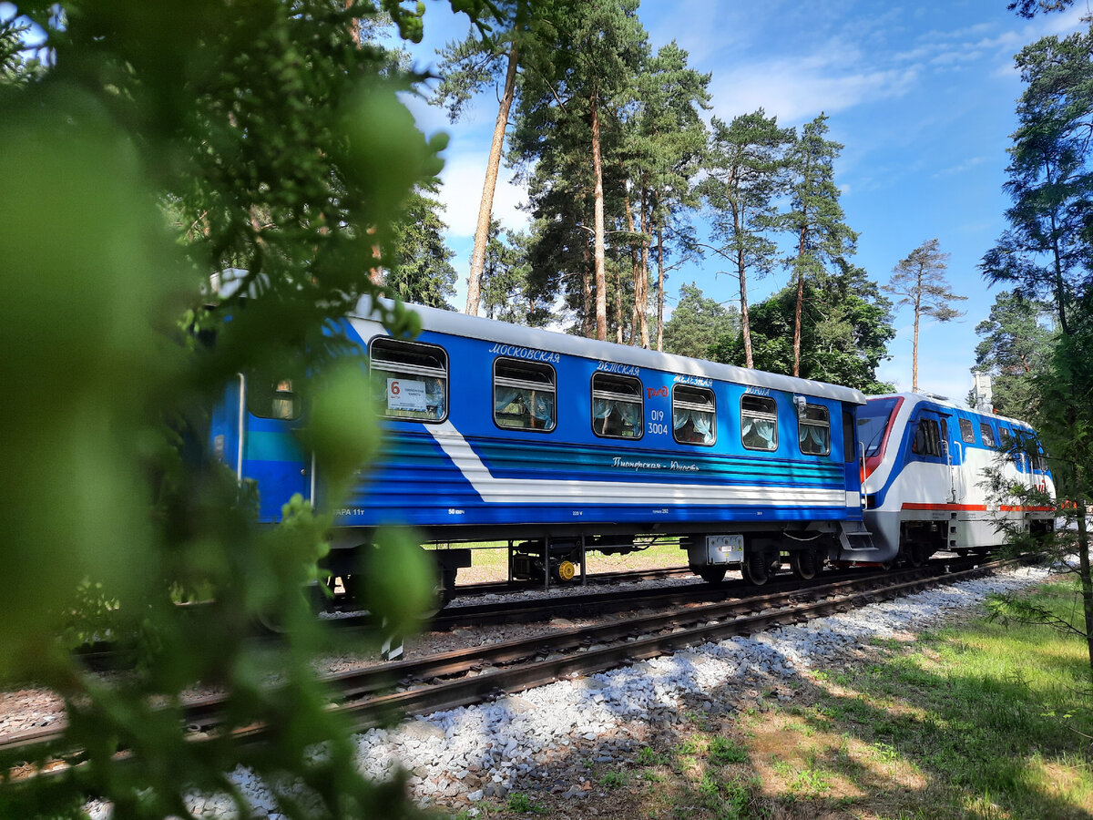 Поезд едет из депо к платформе, чтобы начать первое в этом году путешествие. 