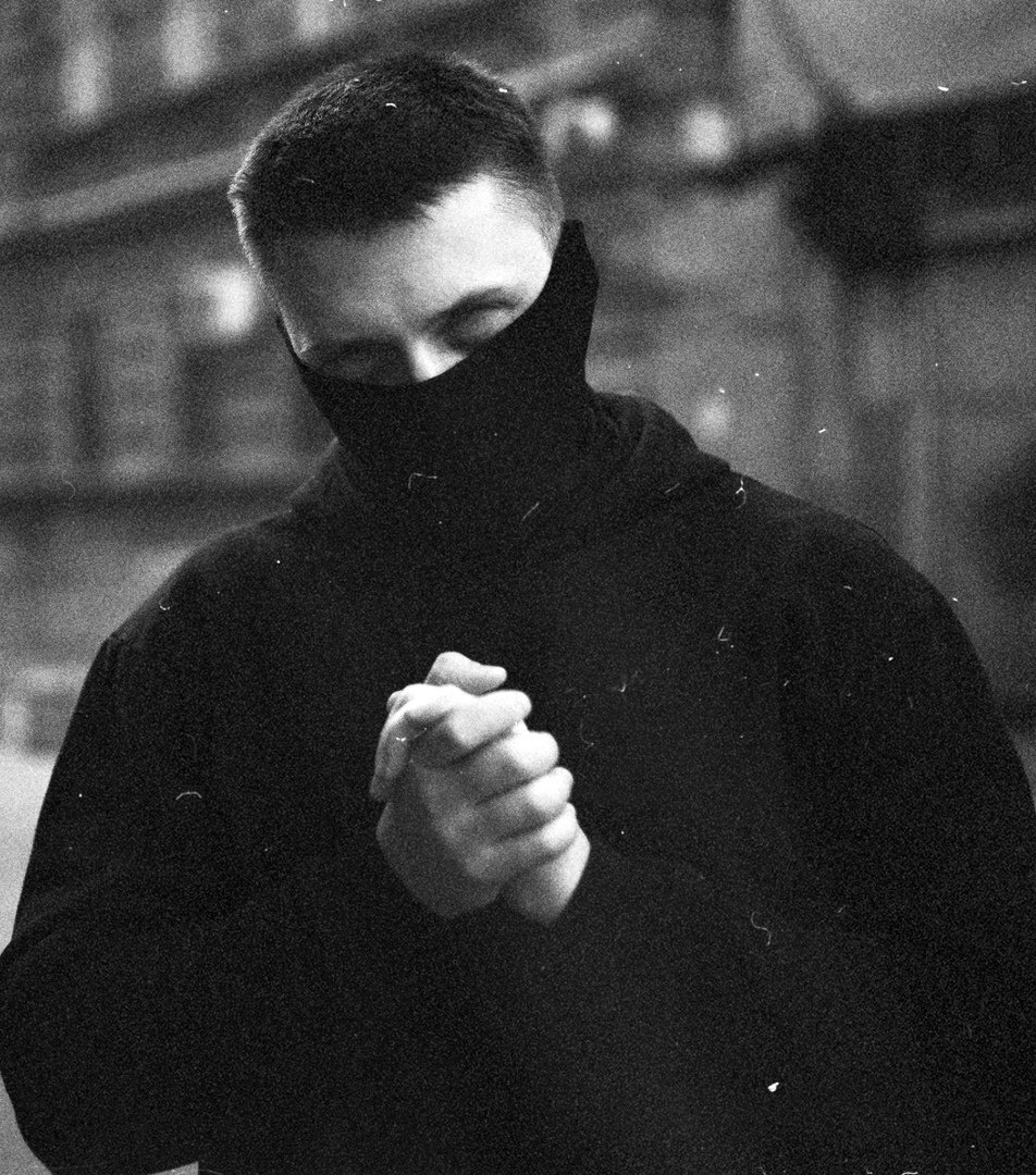 Представитель жёсткого электронного звучания, долбящих басов и грозных, сравнимых с тяжёлым металом звуков