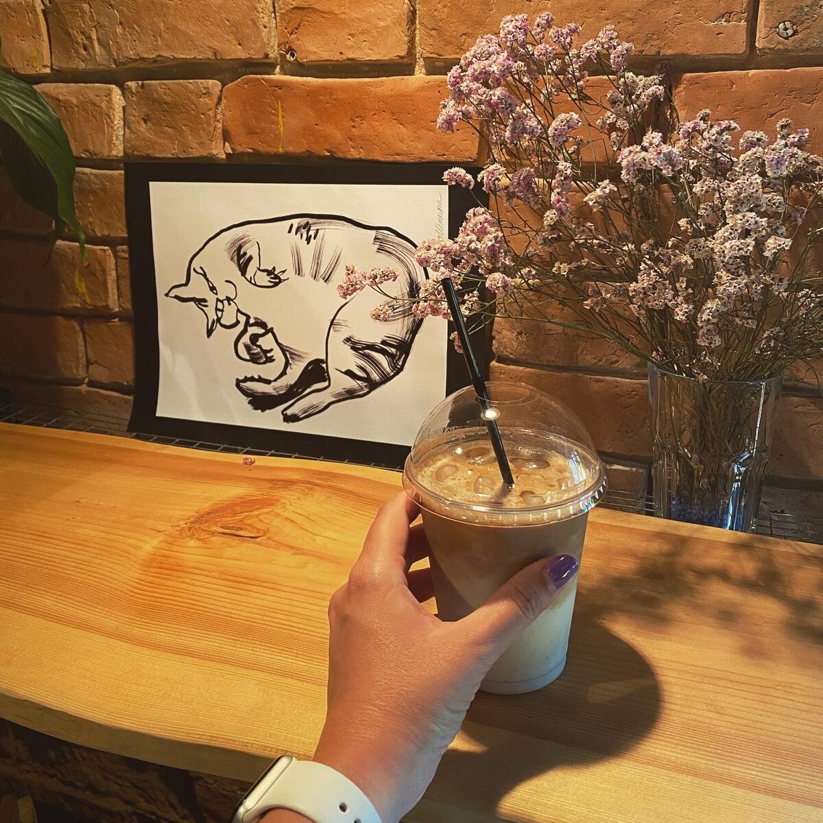 Кофеен в городе несколько, каждый найдёт свой кофе.