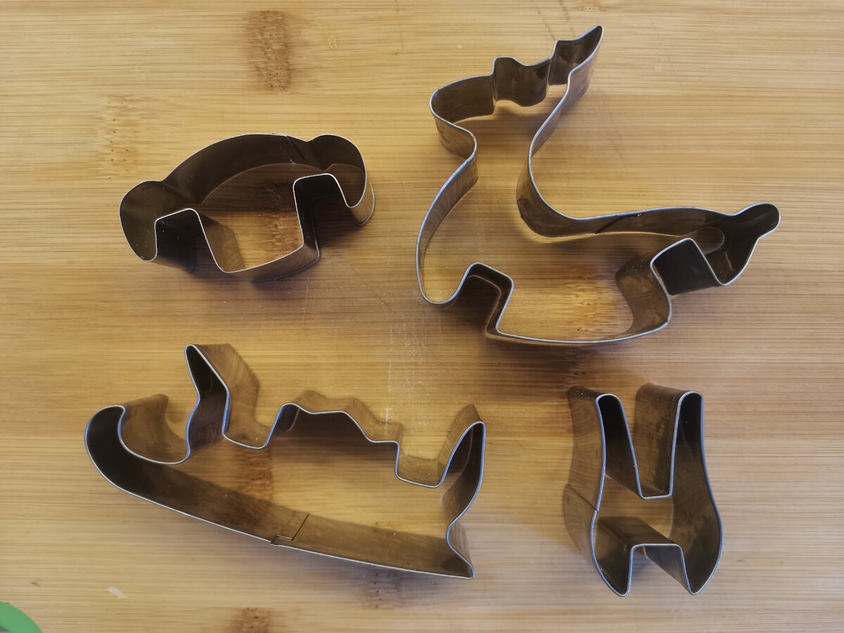 Вот кто мне скажет, что это за набор? Ну допустим олень и сани, а маленькие штуки что такое? 