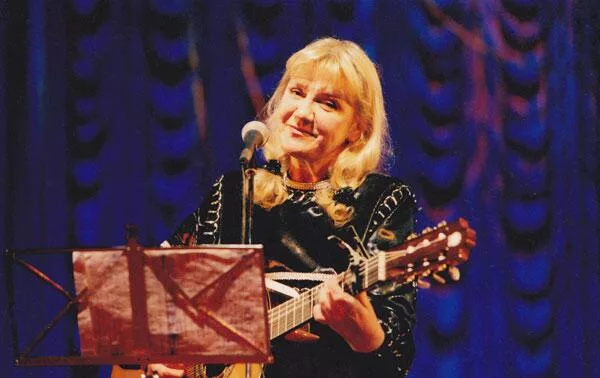 Она неразлучна с гитарой... Источник: Яндекс. Картинки.