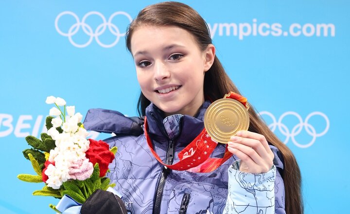 АННА ЩЕРБАКОВА ПОЗИРУЕТ С ЗОЛОТОЙ ОЛИМПИЙСКОЙ МЕДАЛЬЮ, КОТОРУЮ ОНА ЗАВОЕВАЛА В ЖЕНСКОМ ОДИНОЧНОМ КАТАНИИ. ФОТО: YUTAKA / AFLO / GLOBAL LOOK PRESS 
