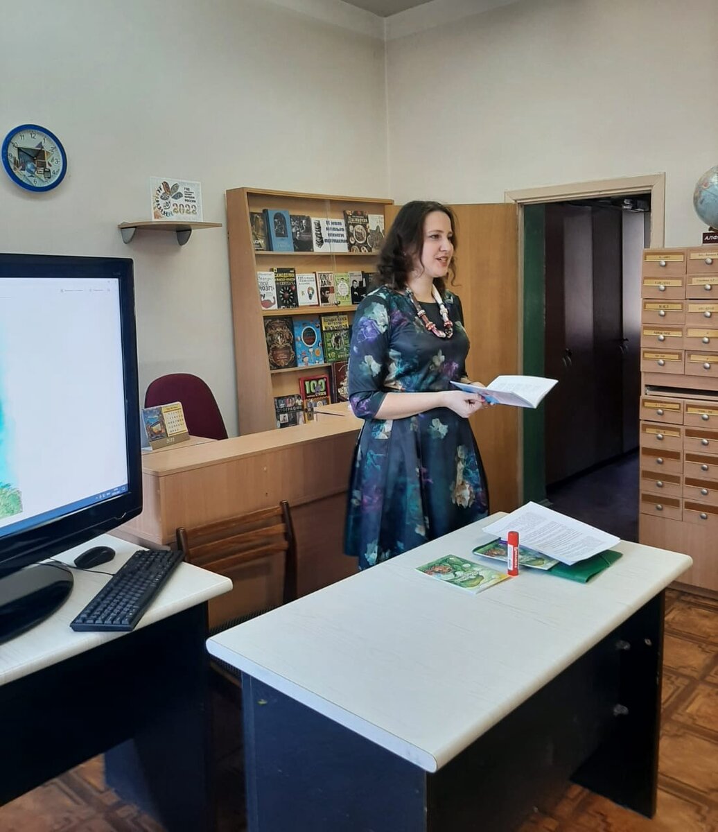 Лариса Назарова – член Союза детских и юношеских писателей. Сегодня известна своими детскими книгами, среди которых "Дай пять!", "Папа - мой малыш", "Настойчивая муха", "Ехало лето", "По-русски и по-английски", "Большая книга инструментов" и другие.