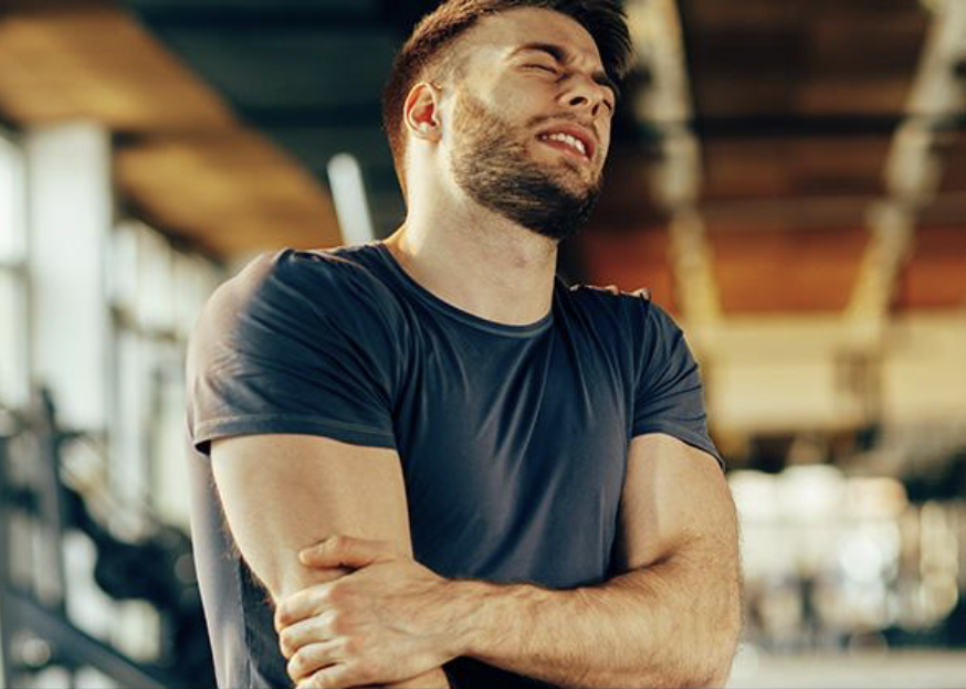 В раздевалках фитнес-клубов нередко слышны споры о том, кто качественнее потренировался. "А я три дня встать не мог", - хвастается один, "Это что, меня после тренировки наизнанку вывернуло, еле до туалета добежал", - не отстает другой. Фото: Пинтерест.