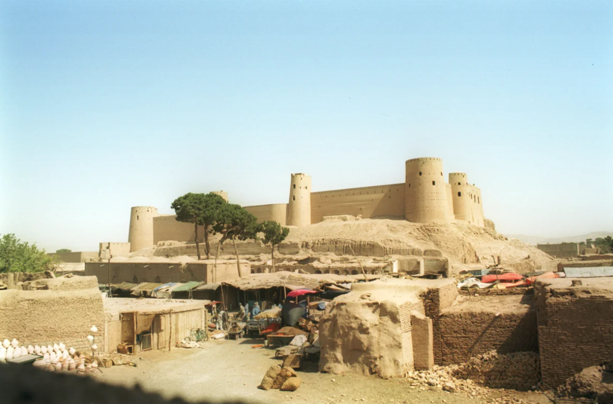 В тени цитаделей  кривые деревья 