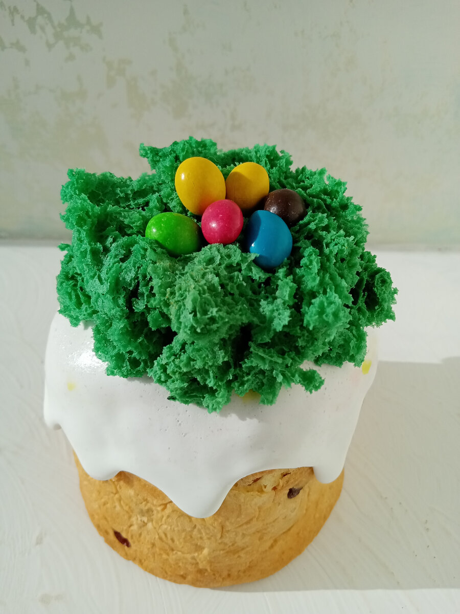 Декор: бисквитный мох и арахис в глазури 