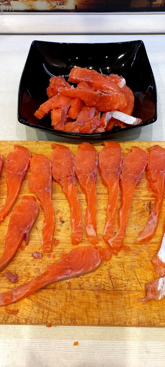 Нарезаем филе лосося на кусочки