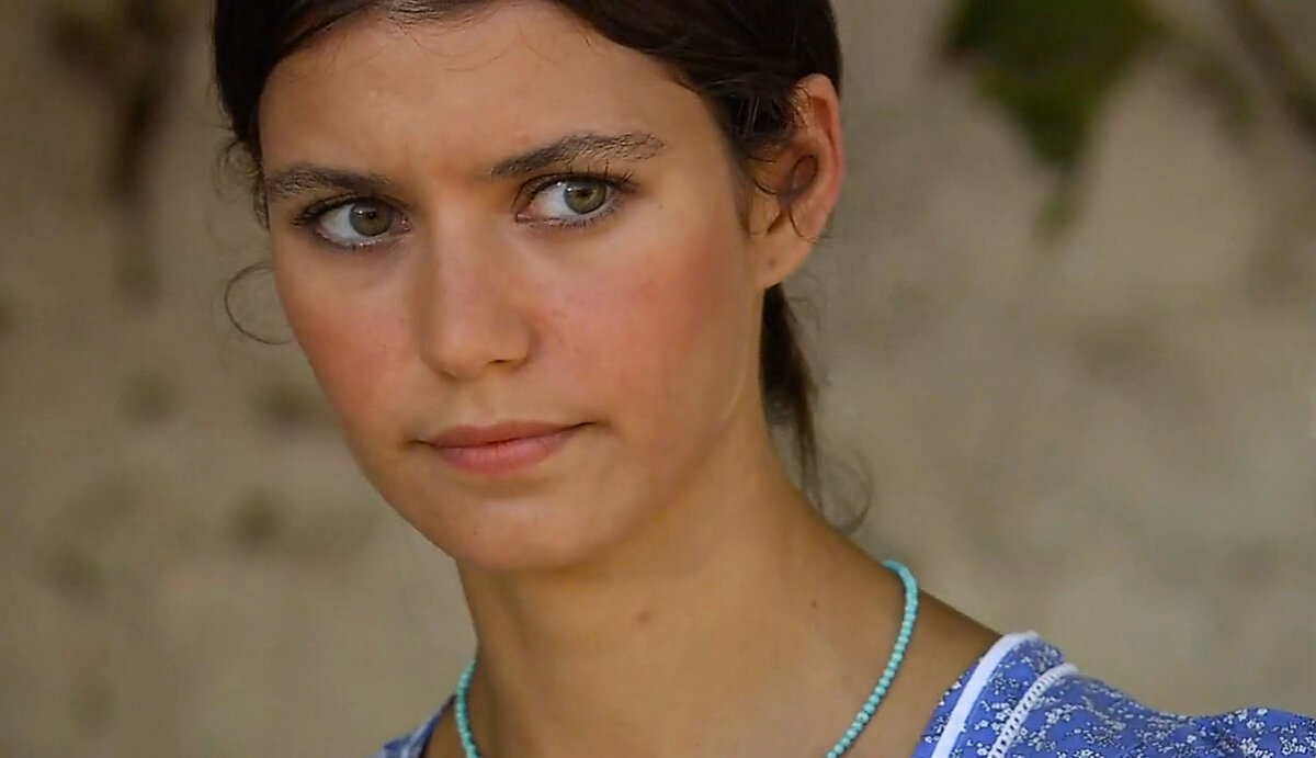 Красоту ничем не испортишь! Даже скромным платьем 