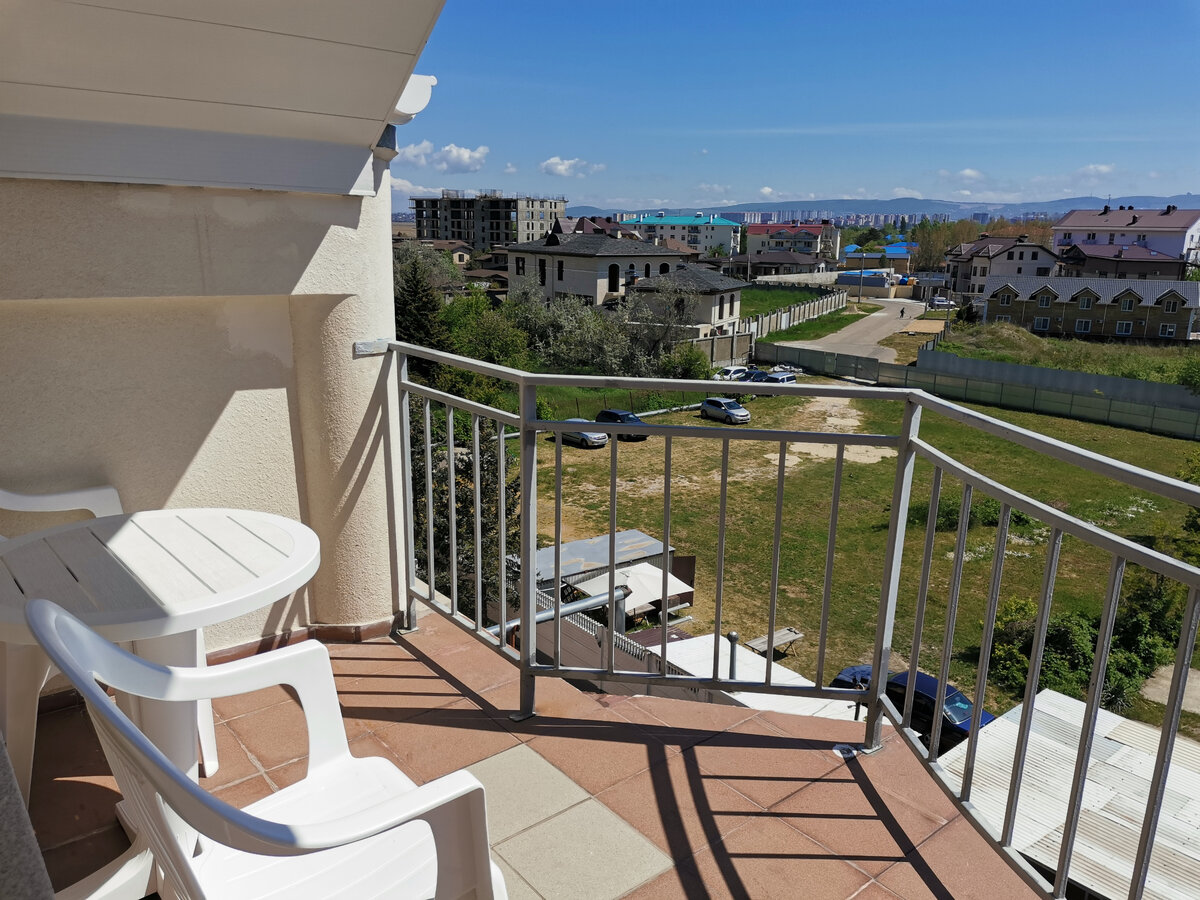 Парковка слева, машина в зоне видимости была всегда 