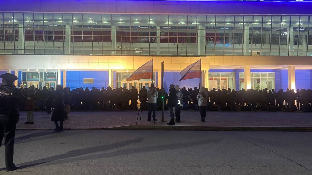     Их провожали семьи и друзья.