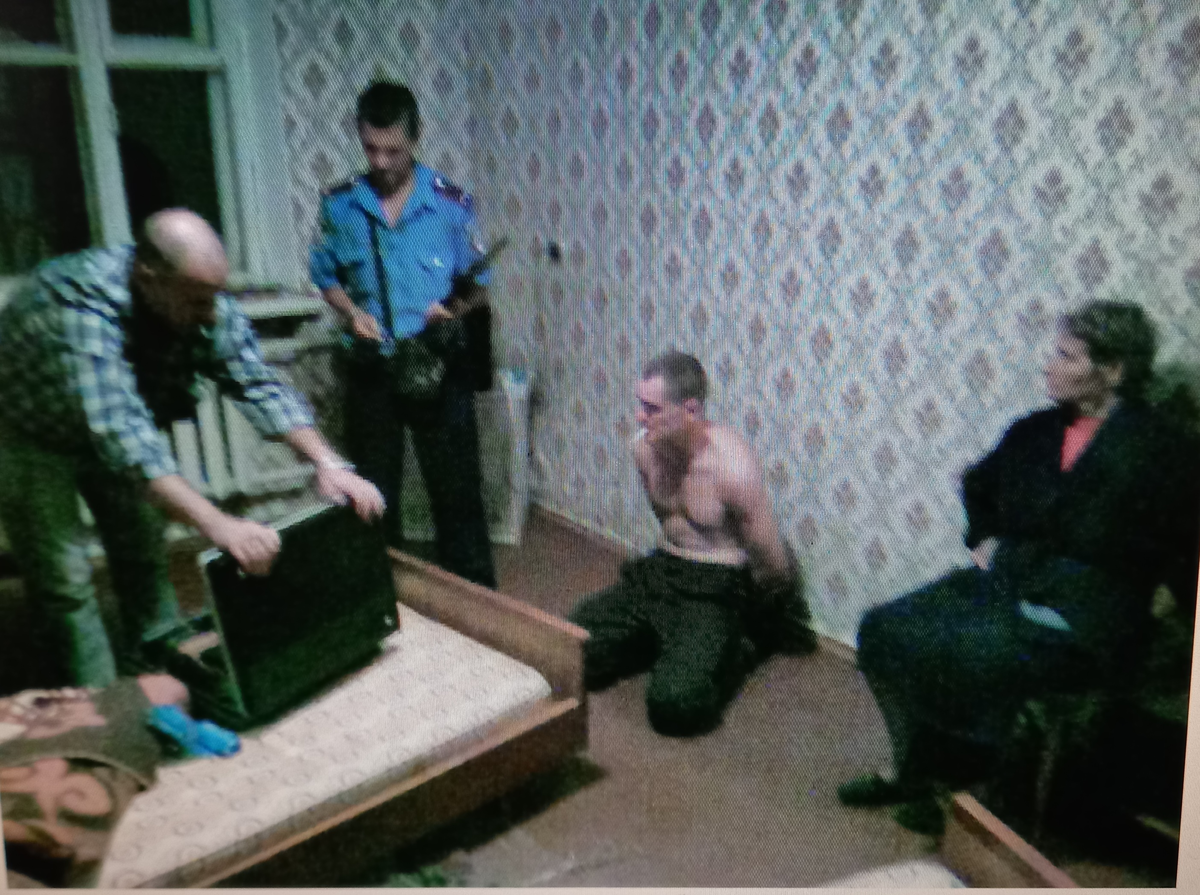 Дело было давно. Смартфонов с хорошими камерами, ещё не было. Снимал на кнопочный "Самсунг". Да и руки тряслись, видимо, от радости.