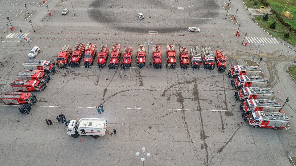     Техническую воду волгоградцам подвозят пожарные машины. Фото: ГУ МЧС России по Волгоградской области.