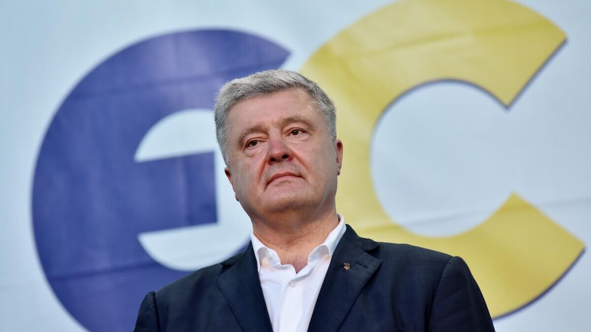    Бывший президент Украины, лидер партии "Европейская солидарность" Петр Порошенко на предвыборном митинге в Стрые© РИА Новости / Стрингер