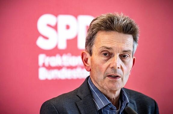    Лидер фракции СДПГ в Бундестаге Рольф Мютцених. Фото: Michael Kappeler/globallook.com