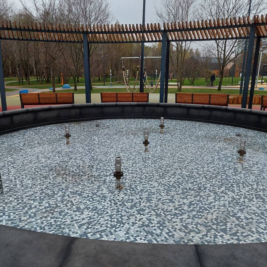 Неработающий фонтан. Наверное, когда тепло, он работает