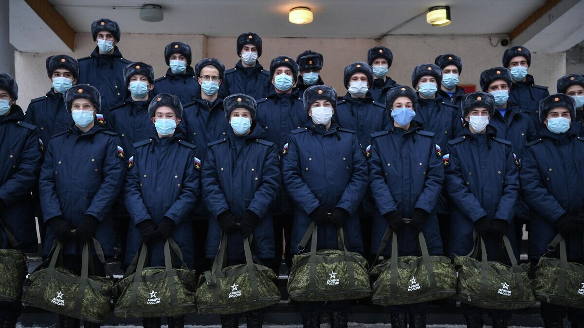    Призывники во время построения на сборном пункте военного комиссариата в Новосибирске © РИА Новости / Александр Кряжев