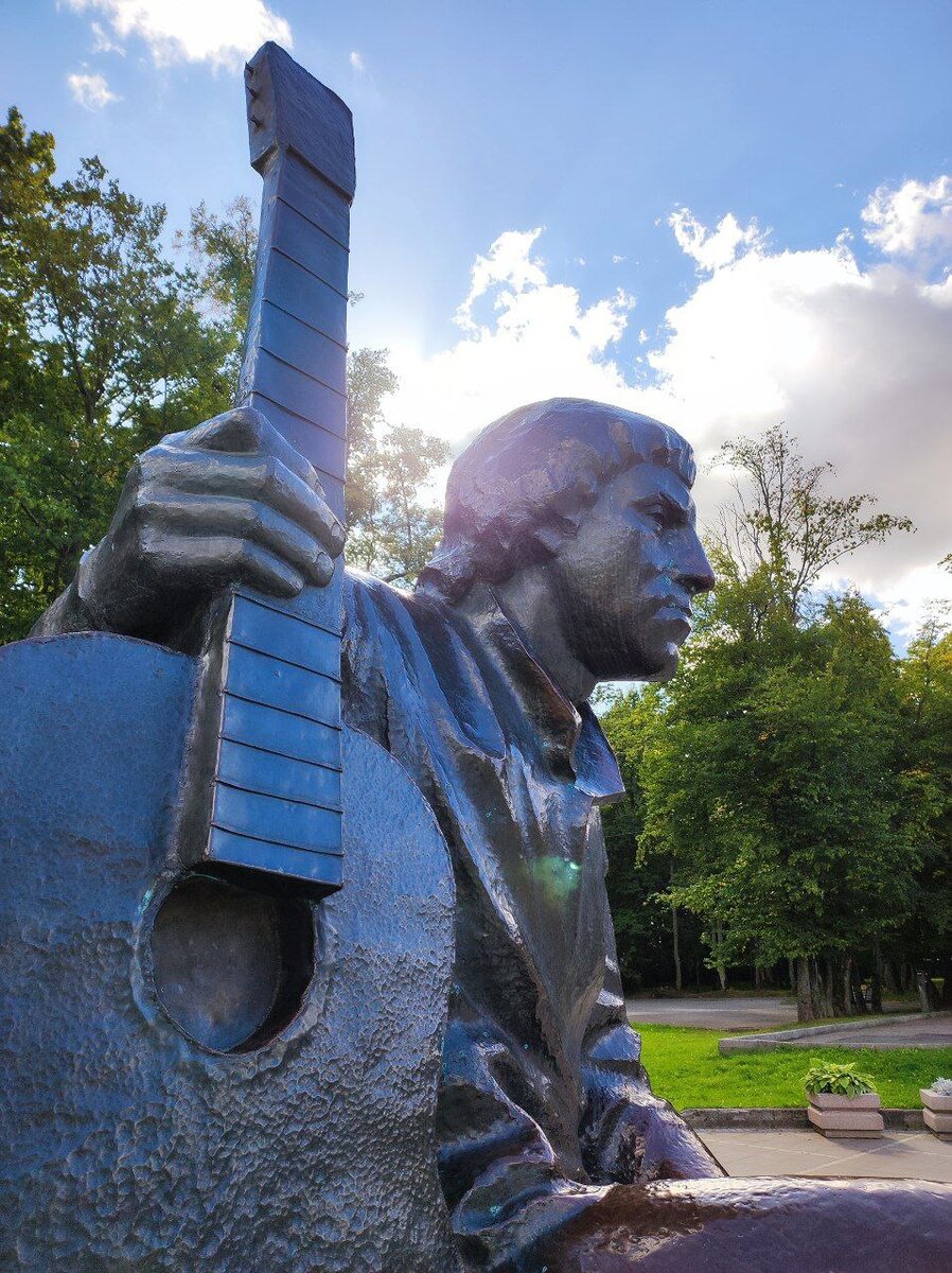 Памятник Владимиру Высоцкому в Калининграде. Источник — dzen.ru/pa_myatnik