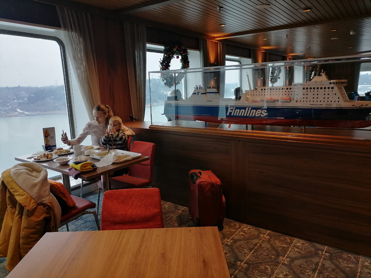 Внутри парома. 