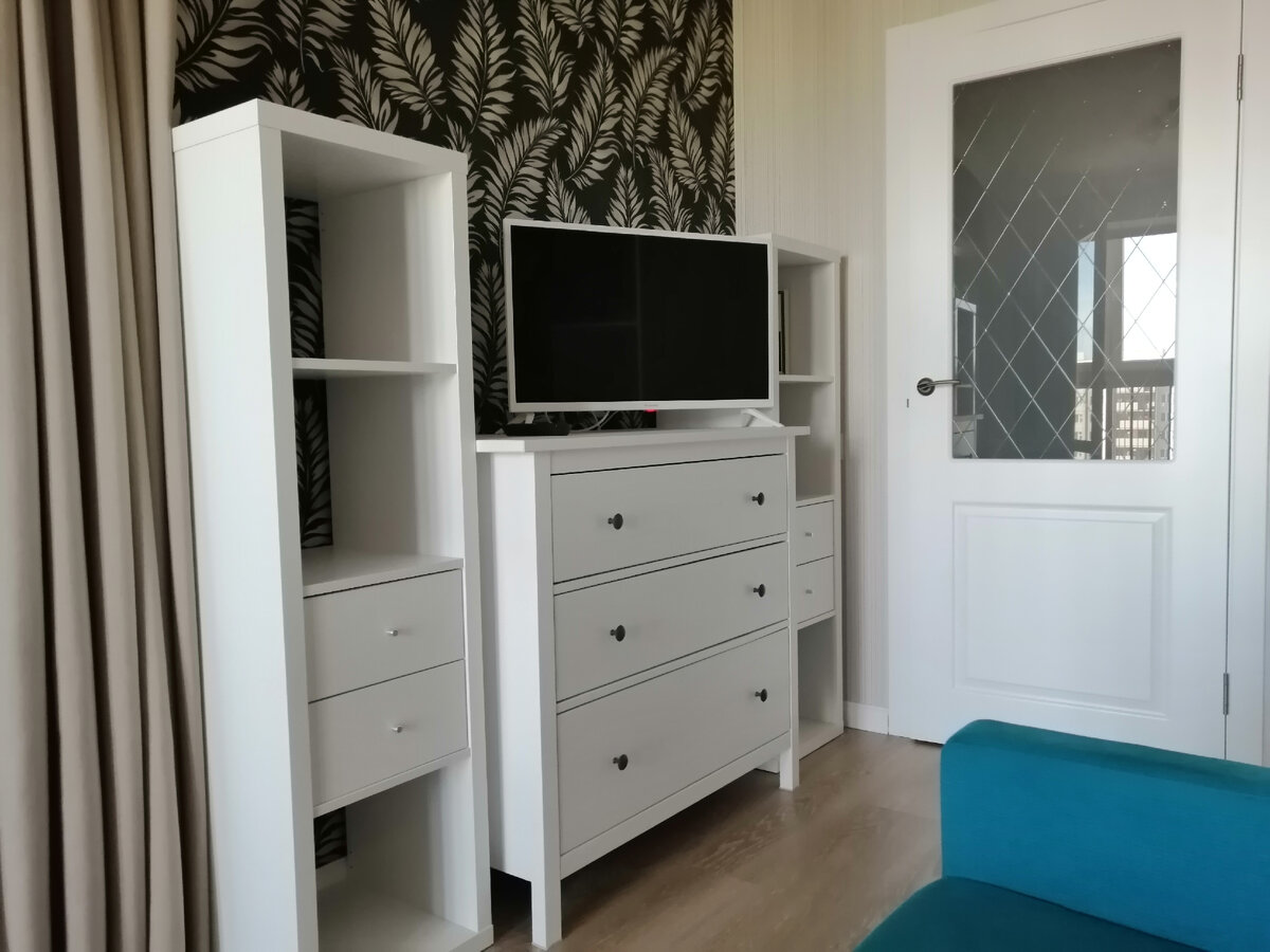 Разница с проектом только в наличии штор и в высоте стеллажей. 