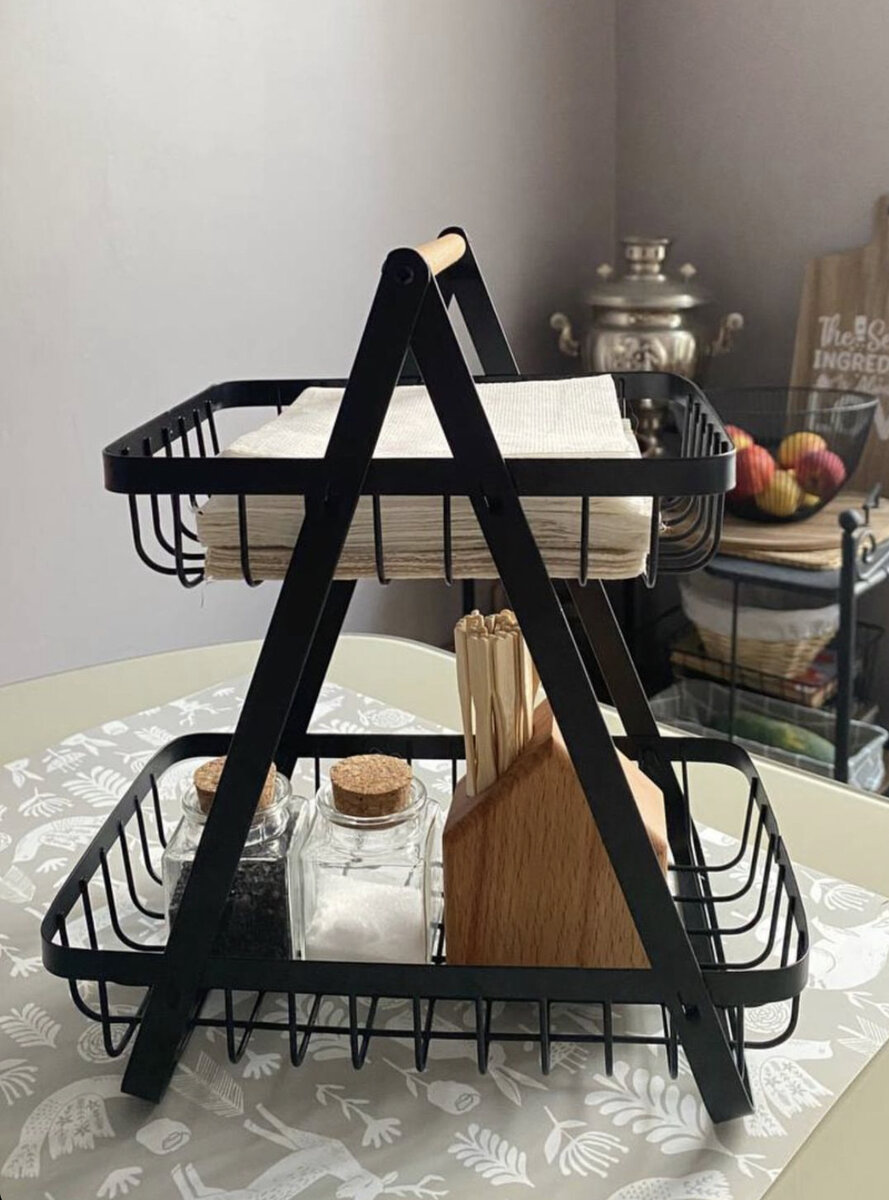 В некоторых магазинах корзинки еще не завезли, а в некоторых - уже раскупили, но судя по информации сайта Фикс Прайса во многих точках сети они еще есть в наличии. Так что, если этажерка вам приглянулась, советуем поспешить на шопинг оффлайн (предварительно проверьте на сайте ФП наличие товара) или онлайн (удобнее всего заказать вещь на сайте).