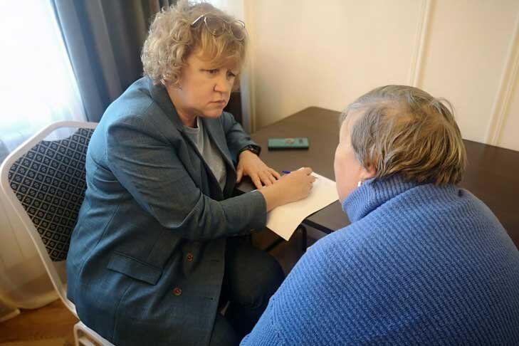    Министр Елена Бахарева советует подавать заявление в центры социальной поддержки населения или МФЦ. Фото предоставлено минсоцразвития Новосибирской области