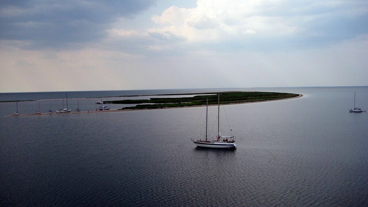     В Азовском море суда несут дополнительную нагрузку и могут в любой момент сесть на мель, об этом рассказал замминистра транспорта Ростовской области Дмитрий Беликов.