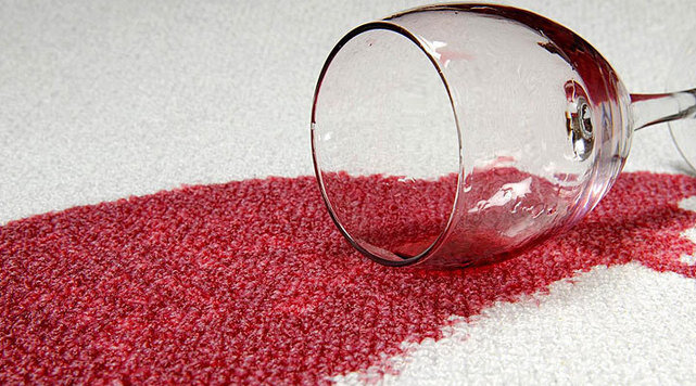     Пролившееся на ковер вино больше не будет проблемой / Фото из открытых источников