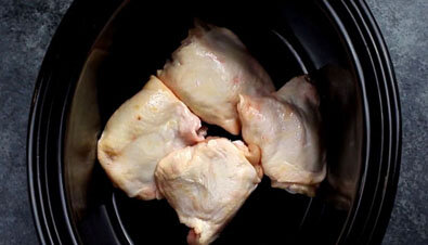 Берем куриные бедра, хорошо промываем, кожицу снимать не нужно, и не разрезая, кладем в чашу мультиварки.