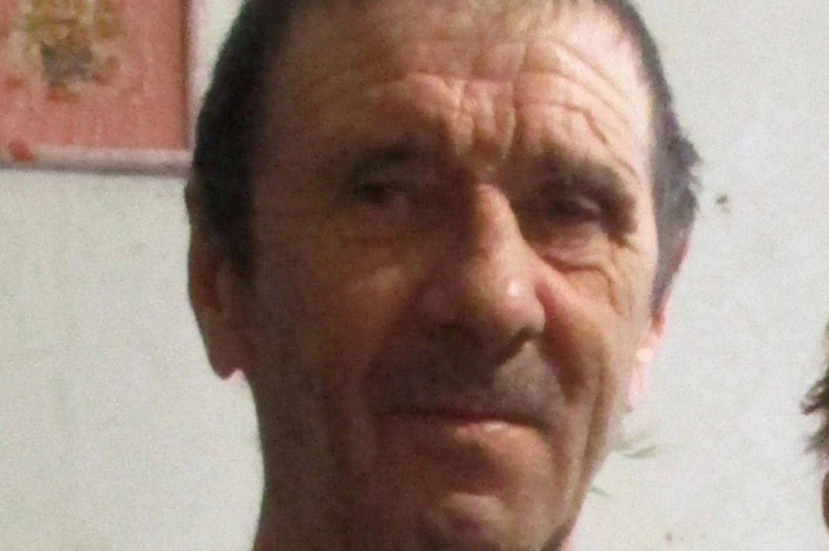    Рост мужчины 160-165 сантиметров, глаза серые, волосы короткие кудрявые с проседью.