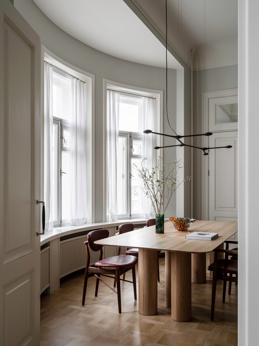 Вид из кабинета на зону столовой.