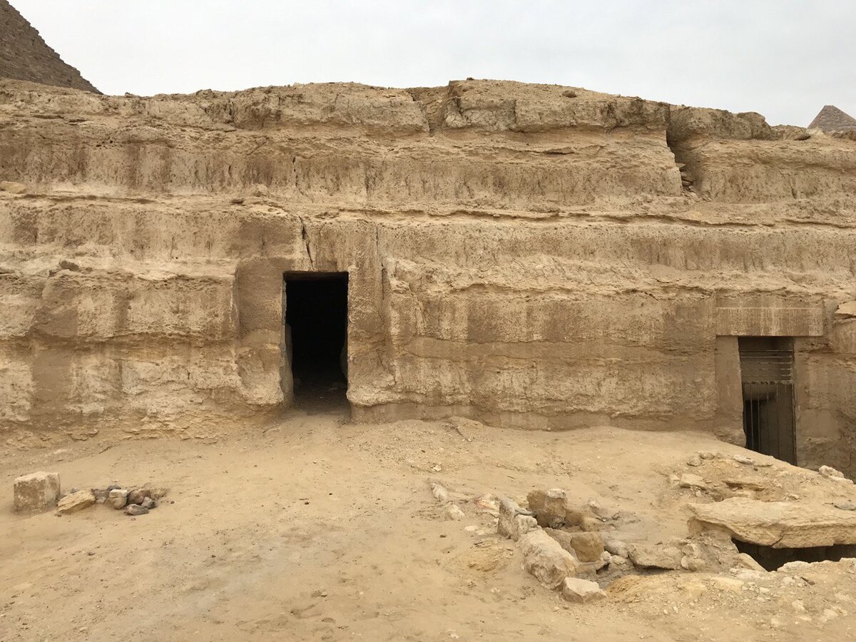 Некрополь Гизы возле пирамиды Микерина