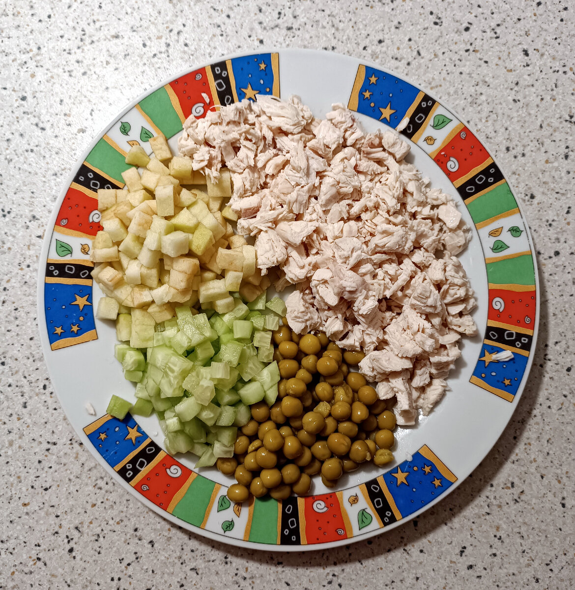 На каждую часть мяса — одна часть другого ингредиента. Очень мясной салат.

