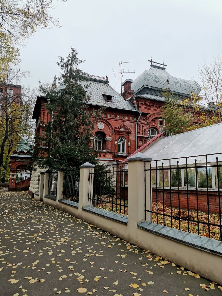 В оранжерею можно попасть с экскурсионным обслуживанием, но лучше уточнить