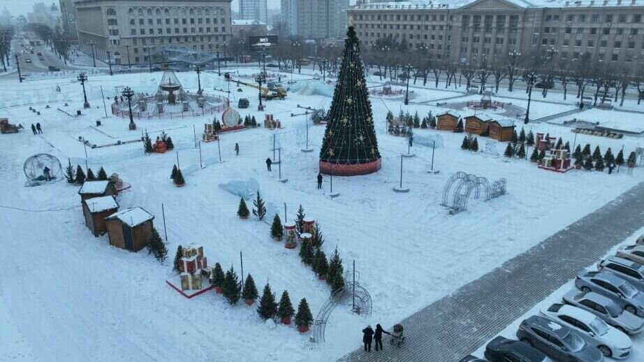     В эту субботу состоится торжественное открытие новогоднего городка, ярмарки и «Зимнего фестиваля». А в воскресенье 25-го декабря пройдут соревнования по футболу в валенках.