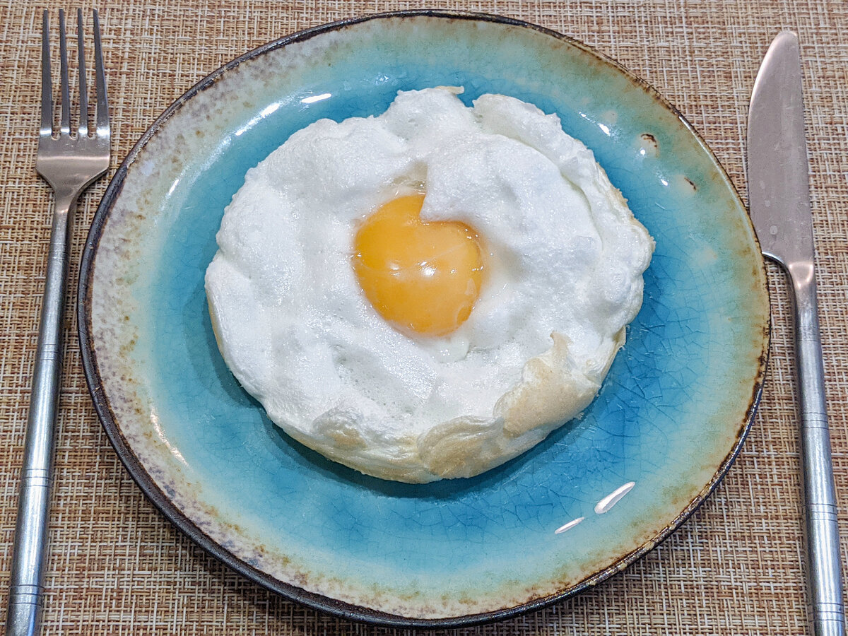 Нужно взбить белок с солью, выложить в сковородку, а в серединку - желток 😋