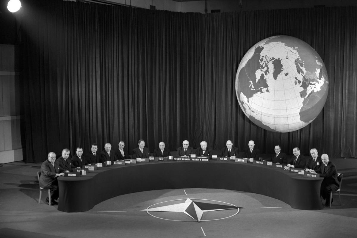 Появление нато. Собрание НАТО 1949. Образование НАТО 1949. Североатлантический Альянс 1949. Первая конференция НАТО 1949.