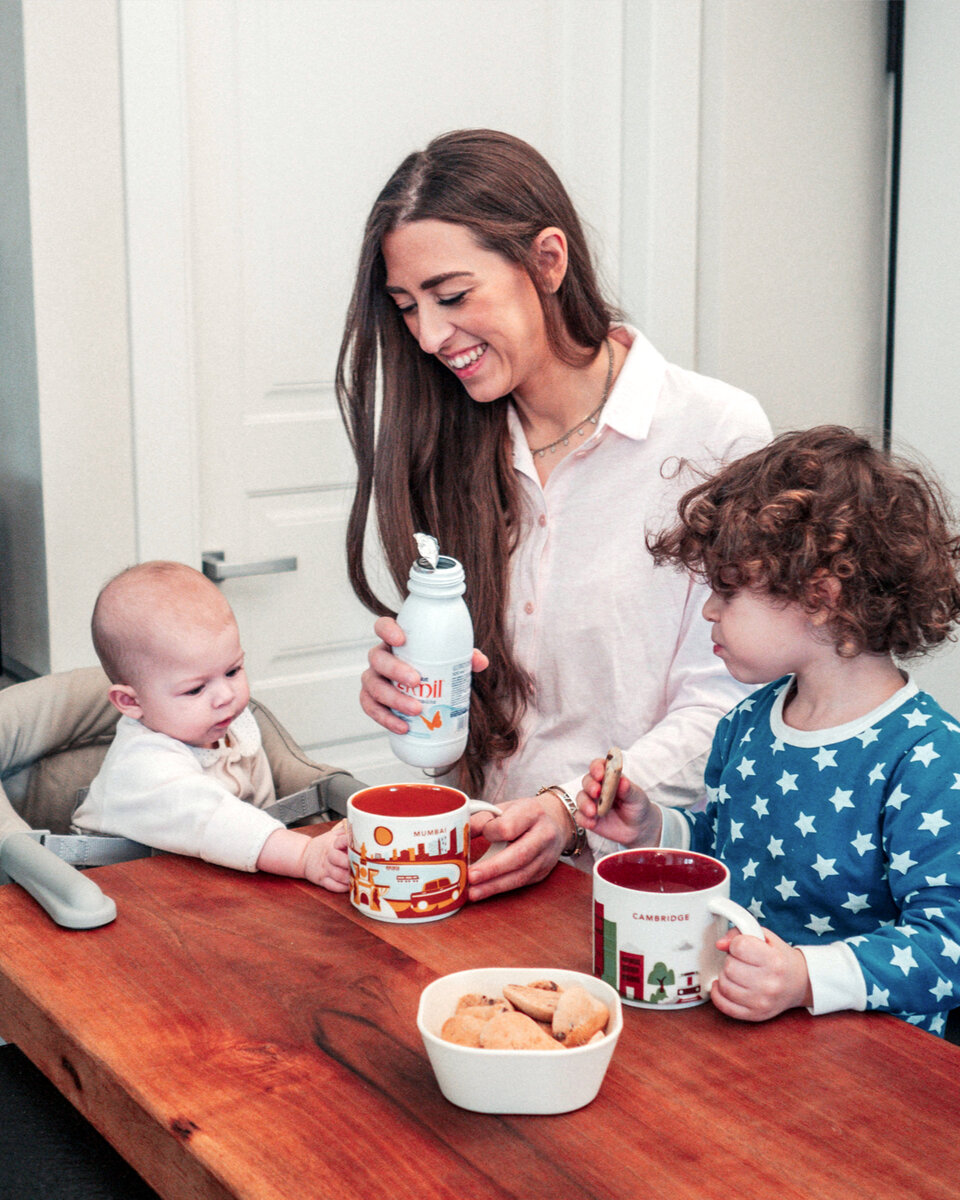 Малыш в стульчике для кормления Inglesina Fast