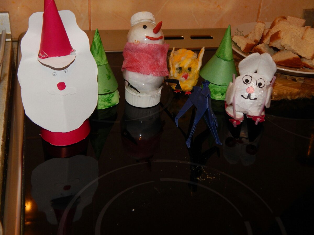 Отдельно фигурки: Дед Мороз, Снеговик, Цыпленок, Зайчи и Волк