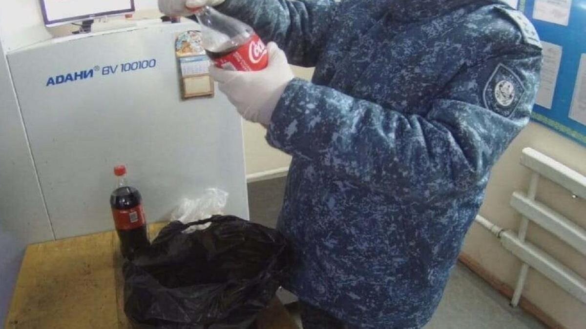    Бутылка Coca-Cola в руках у сотрудника ДУИС:ДП Абайской области