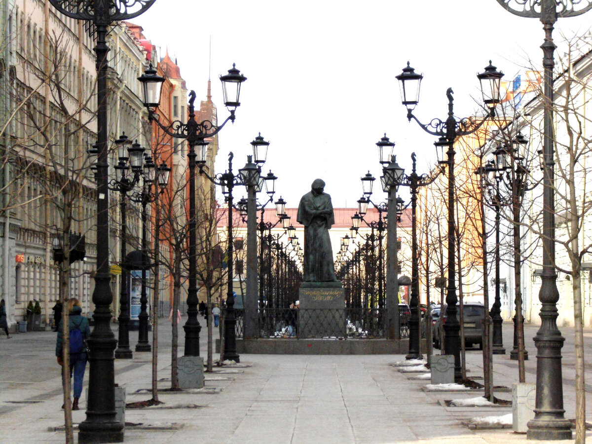 Малая Конюшенная и Николай Васильевич. Фото автора