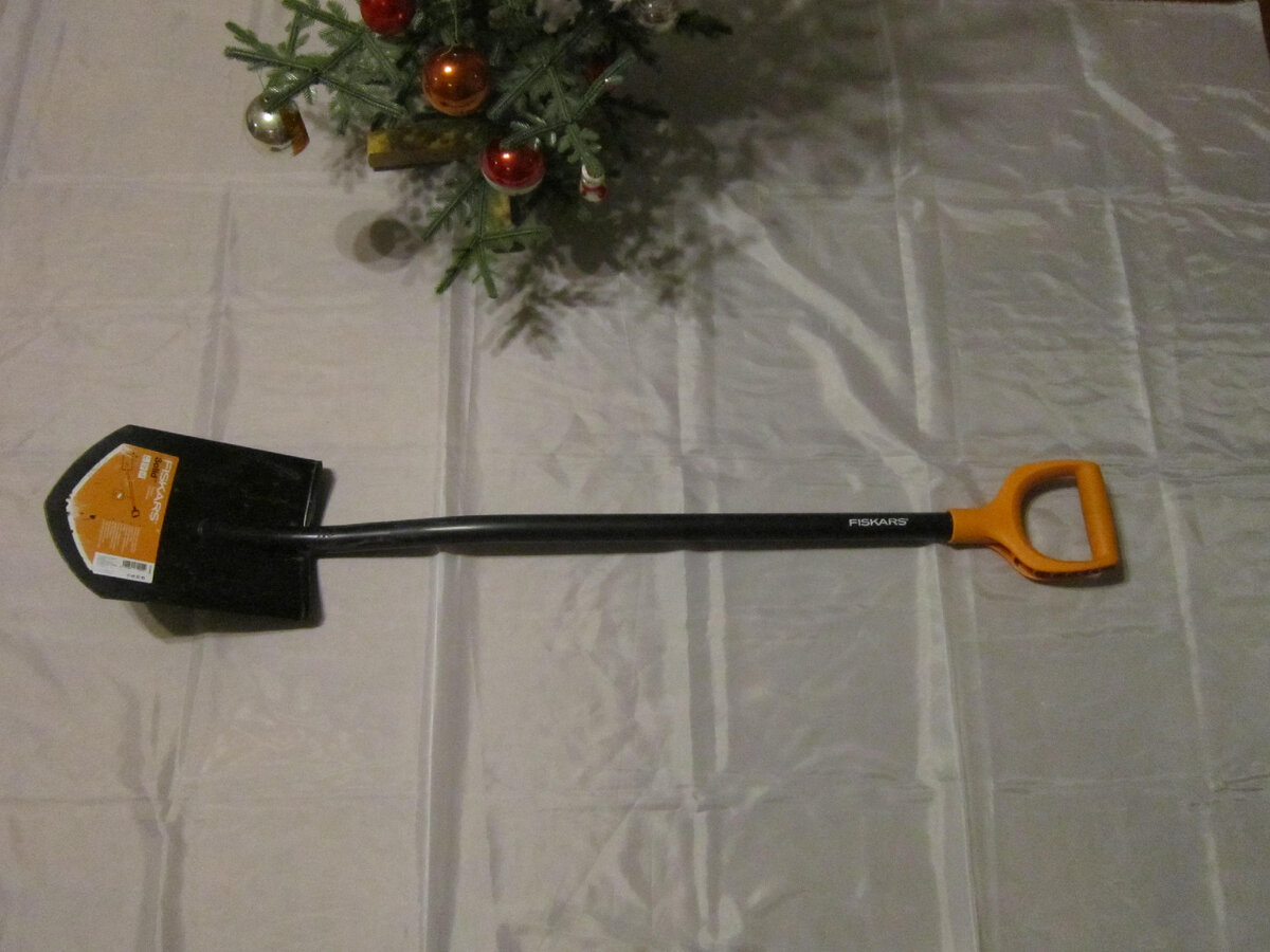 Наша железная лопата. Ручка изогнута до полусовкового состояния, это тоже удобно. Но главное - вся лопата железная.  Тяжеловата, да. На даче я бы не стала такой работать.