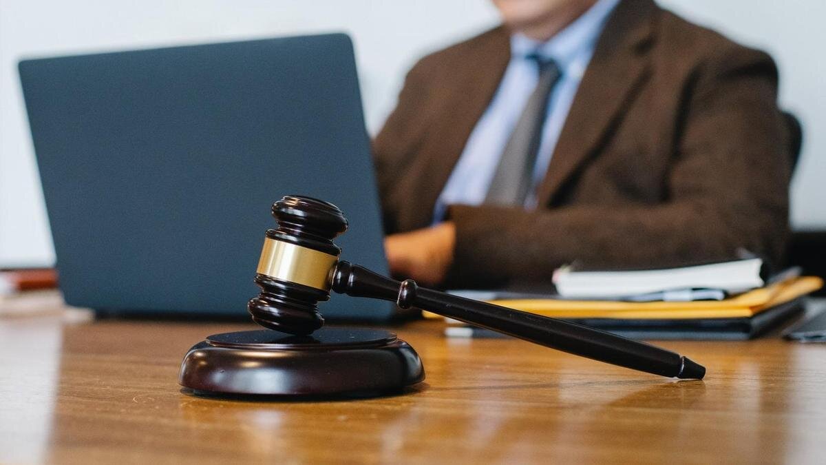   Судейский молоток лежит на столе:pexels.com