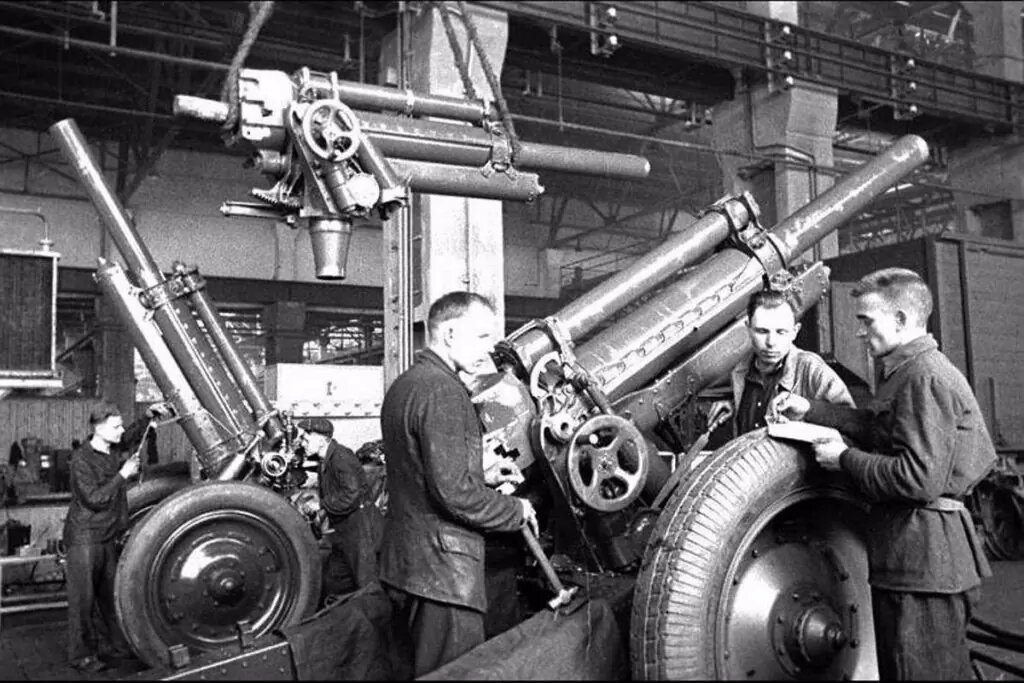 Изготовление орудия. Уральский завод тяжёлого машиностроения 1941 года. Завод Уралмаш в годы войны. Мотовилиха в годы войны Мотовилихинский завод Великой Отечественной. Мотовилихинские пушки ВОВ.