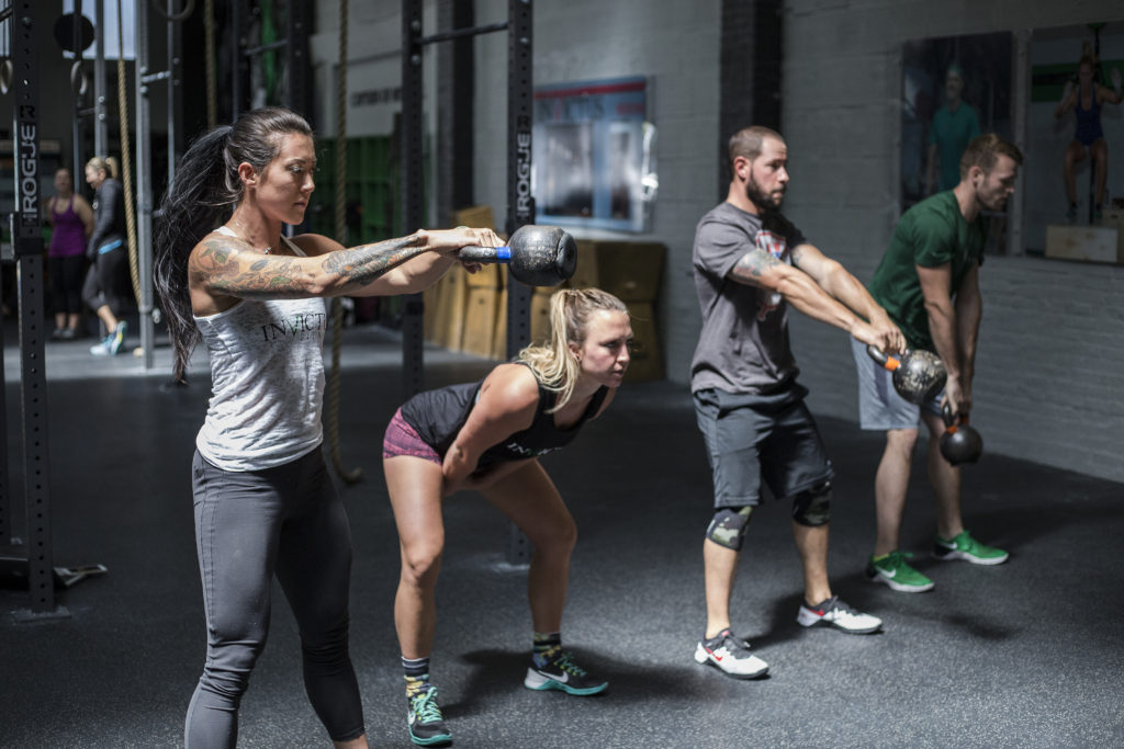 Она сильнее ее физически. Махи гирей CROSSFIT. Kettlebell Swings кроссфит. Гиря кроссфит. Упражнения в кроссфите.