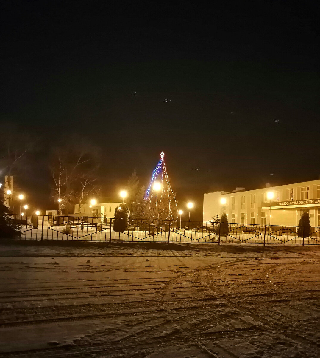 Фото автора. Площадь перед Домом культуры. 