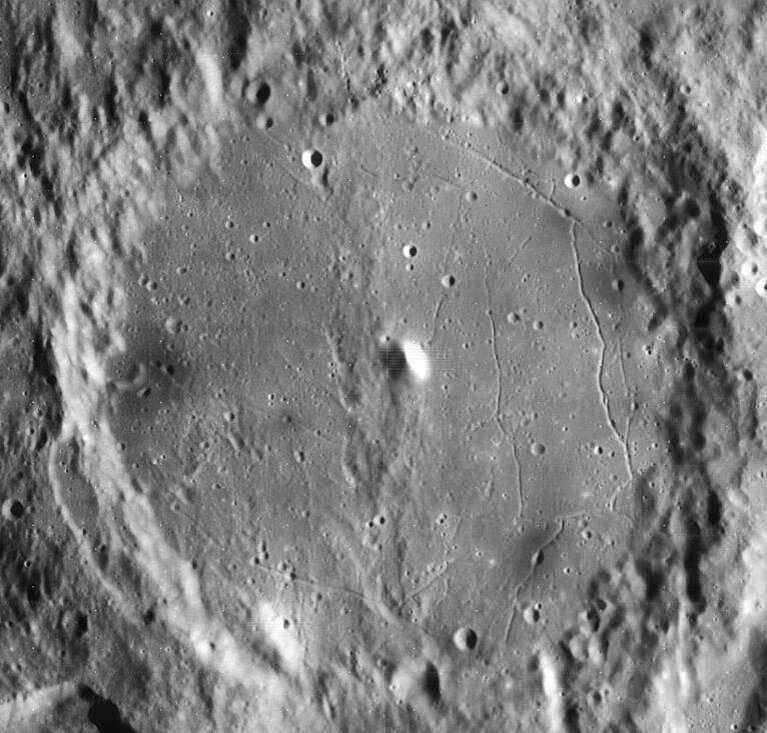 26 октября 1956 года американский астроном Динсмор Олтер, используя 60-дюймовый рефлектор обсерватории Маунт-Вилсон, сделал снимки чаши кратера Альфонс (стокилометровый эрродированый кратер почтив самом центре видимого лунного диска) в голубых лучах, на которых обнаружил странное помутнение борозд в кратере. Снимки, сделанные в инфракрасных лучах, не имели данного помутнения. В ночь с 2-го на 3-е ноября 1958 года в Крымской астрофизической обсерватории советский астроном Н. А. Козырев получил спектрограммы кратера Альфонс, указывающие на выход газов (молекулярного водорода и углерода) из центрального пика кратера. Дальнейшие наблюдения не подтвердили ничего подобного в этом месте. Рядом с его центром, 24 марта 1965 года ,упал Рейнджер-9, немного перелетев центральный пик. До последних секунд аппарат передавал снимки. Последний показал поверхность с высоты 600 метров. Запланированные высадки на астронавтов на Луне вблизи центрального пика кратера Альфонс были отменены.