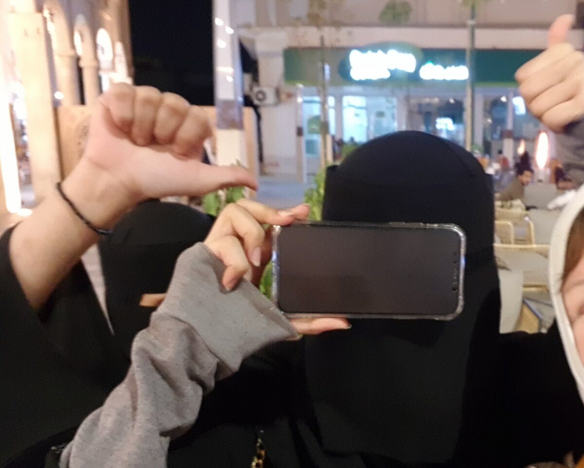 Я была справа, себя обрезала. 