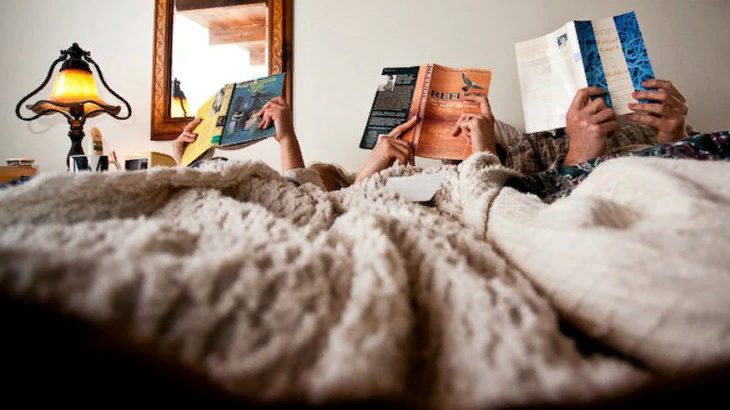 Девушка читает книгу - порно видео на chelmass.ru