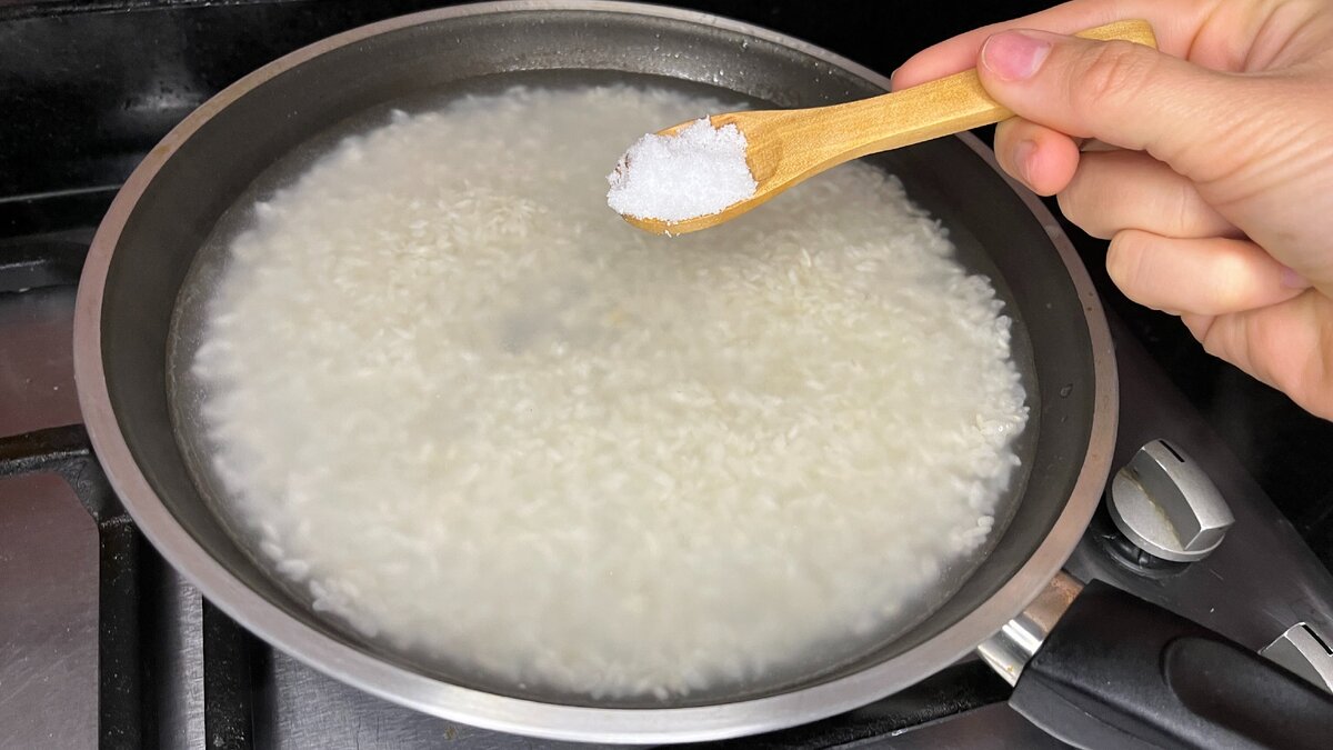 Почему тесто получилось рассыпчатым. Рис в кастрюле. Варка риса в кастрюле рассыпчатый. Кг риса в кастрюле. Может ли рис пригореть.